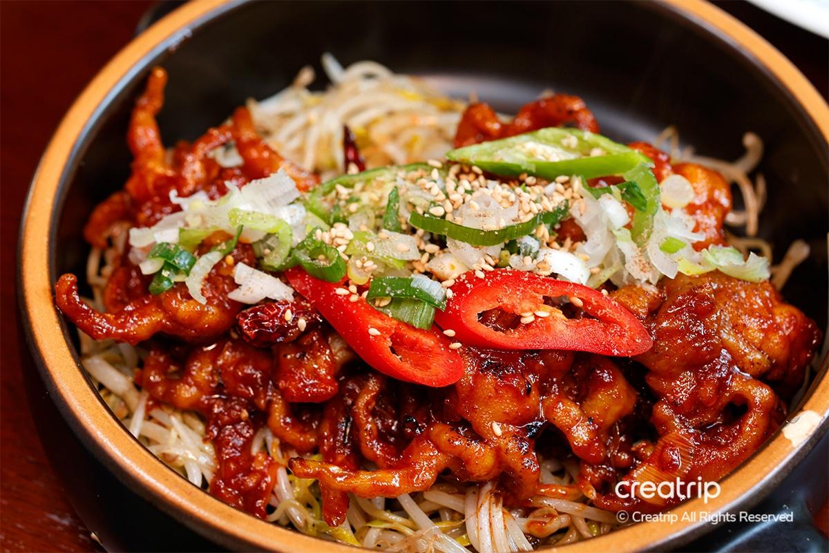 A delectable spread featuring crab roe pasta, spicy chicken feet, and refreshing highballs at Earl, Hongdae.
