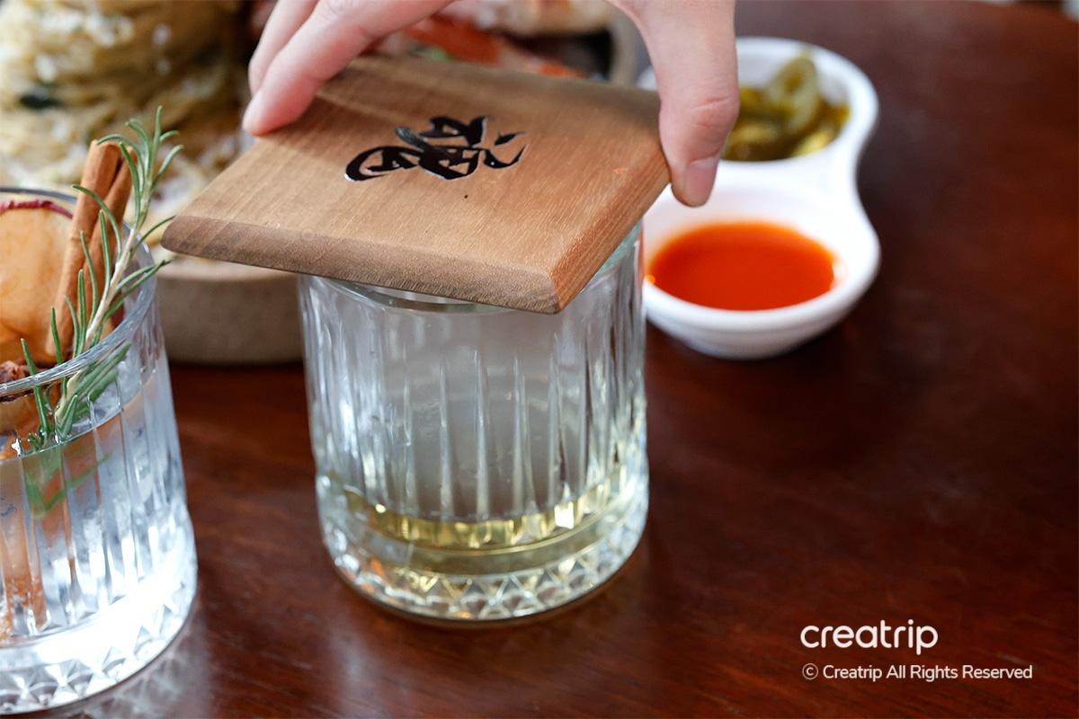 Opening the smoke cover to release the aroma of the 'Sorac Highball' at Earl, Hongdae.