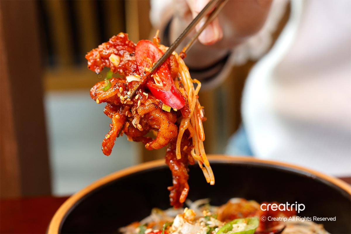 A classic cocktail garnished with a lime slice and fresh rosemary, served at Earl, Hongdae.