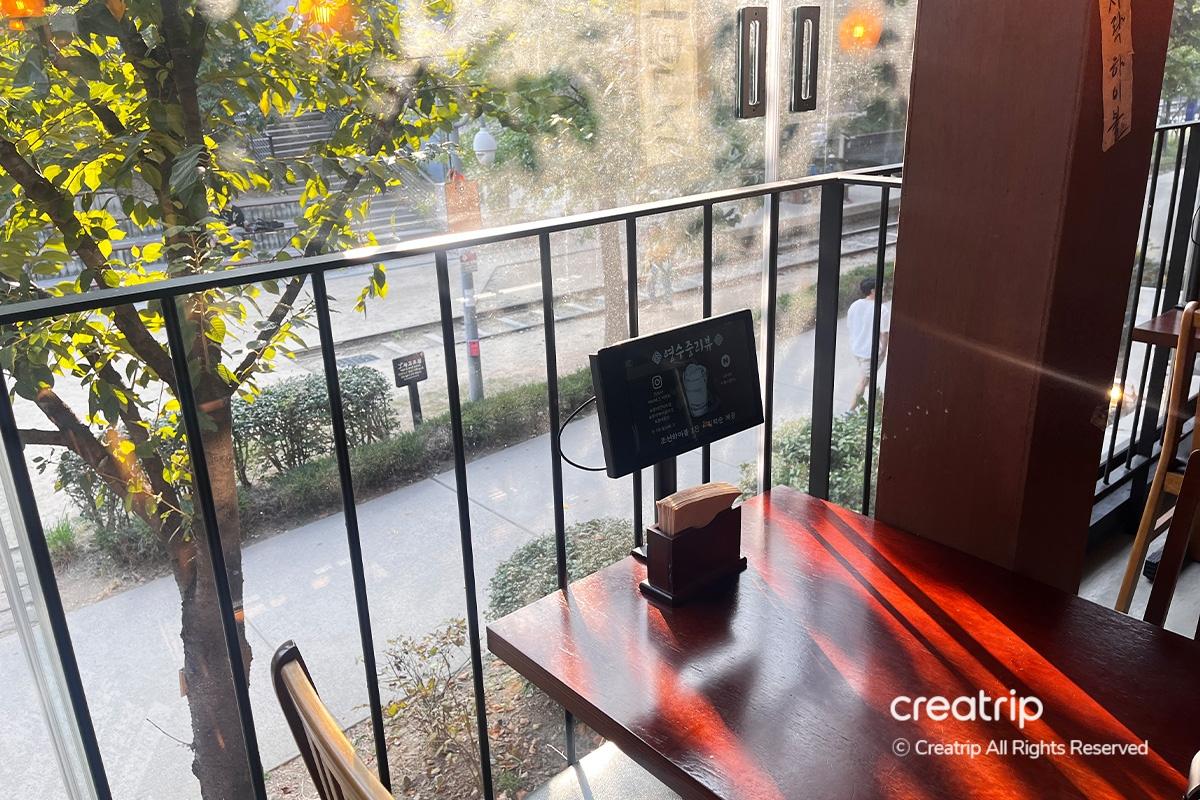 Easy-to-use kiosk at Earl Hongdae with multilingual options for menu ordering.