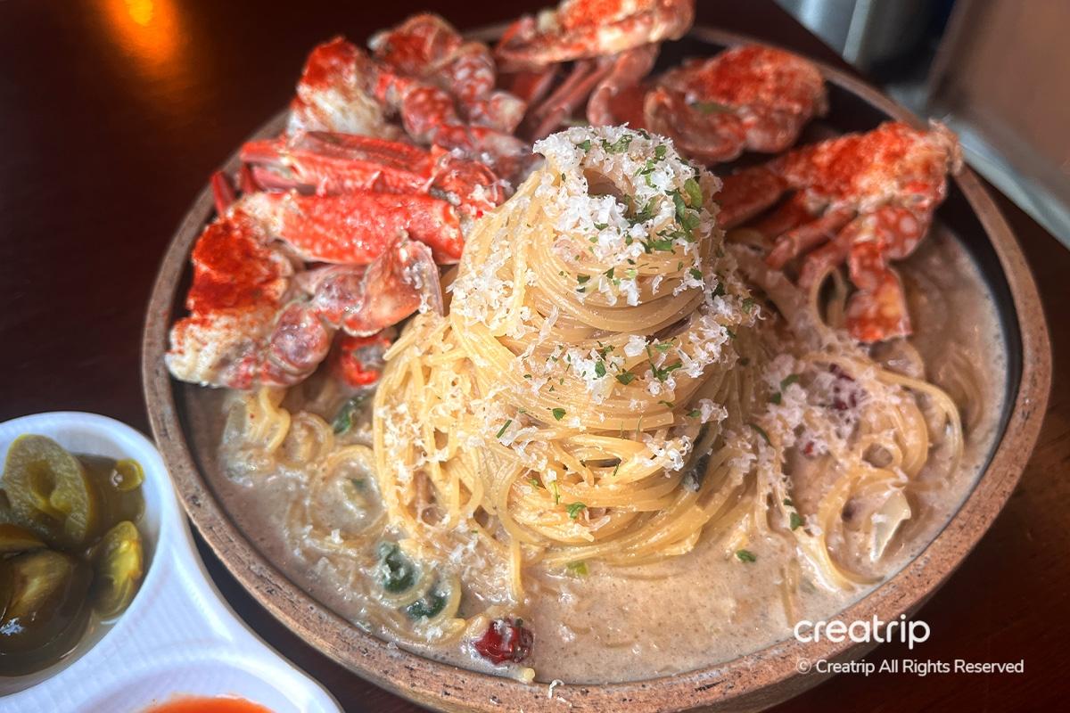 Delicious crab roe pasta topped with fresh crab and cheese at Earl, Hongdae.