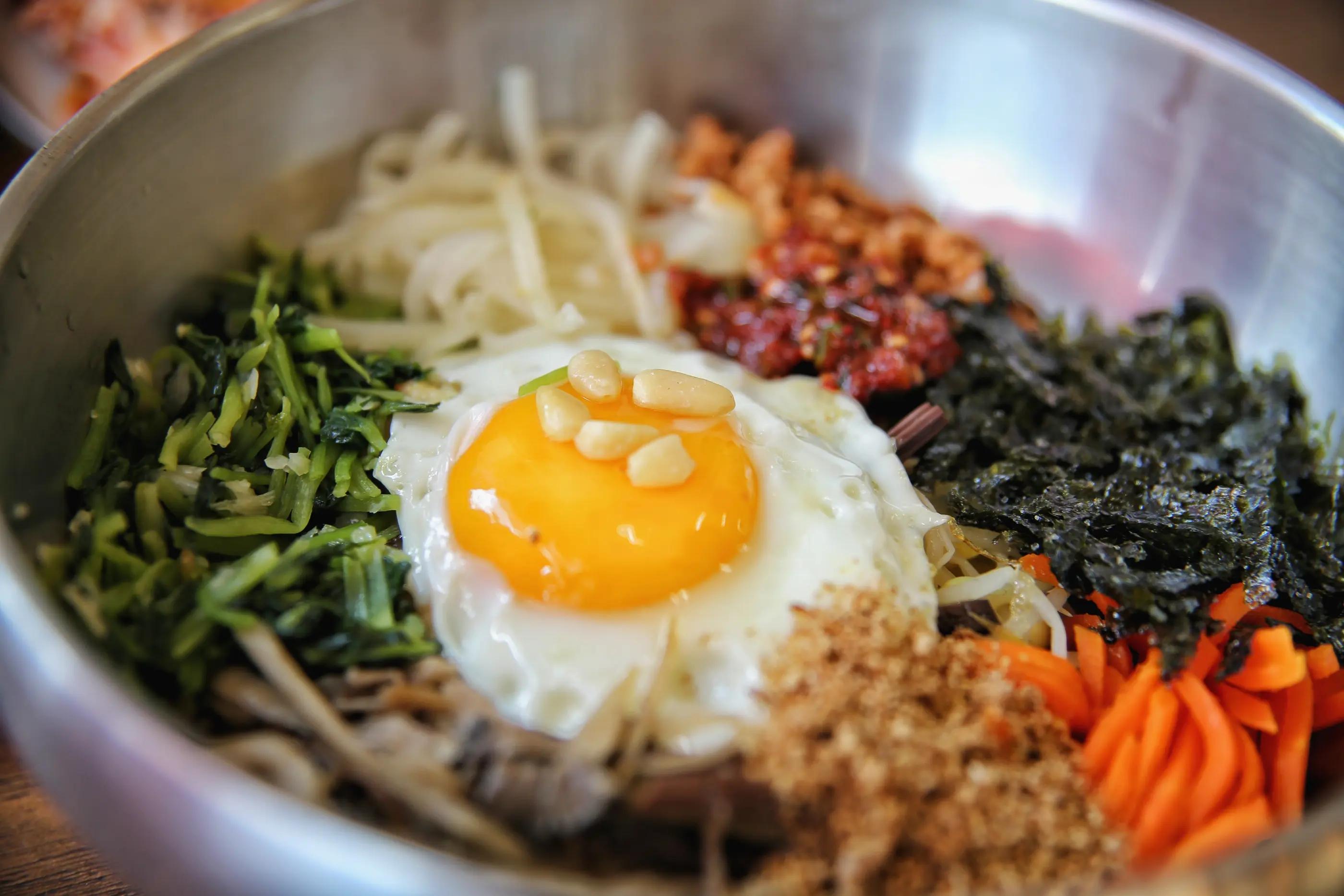 韓国の山菜ビビンバ、卵と新鮮な山菜がトッピングされたカラフルな料理