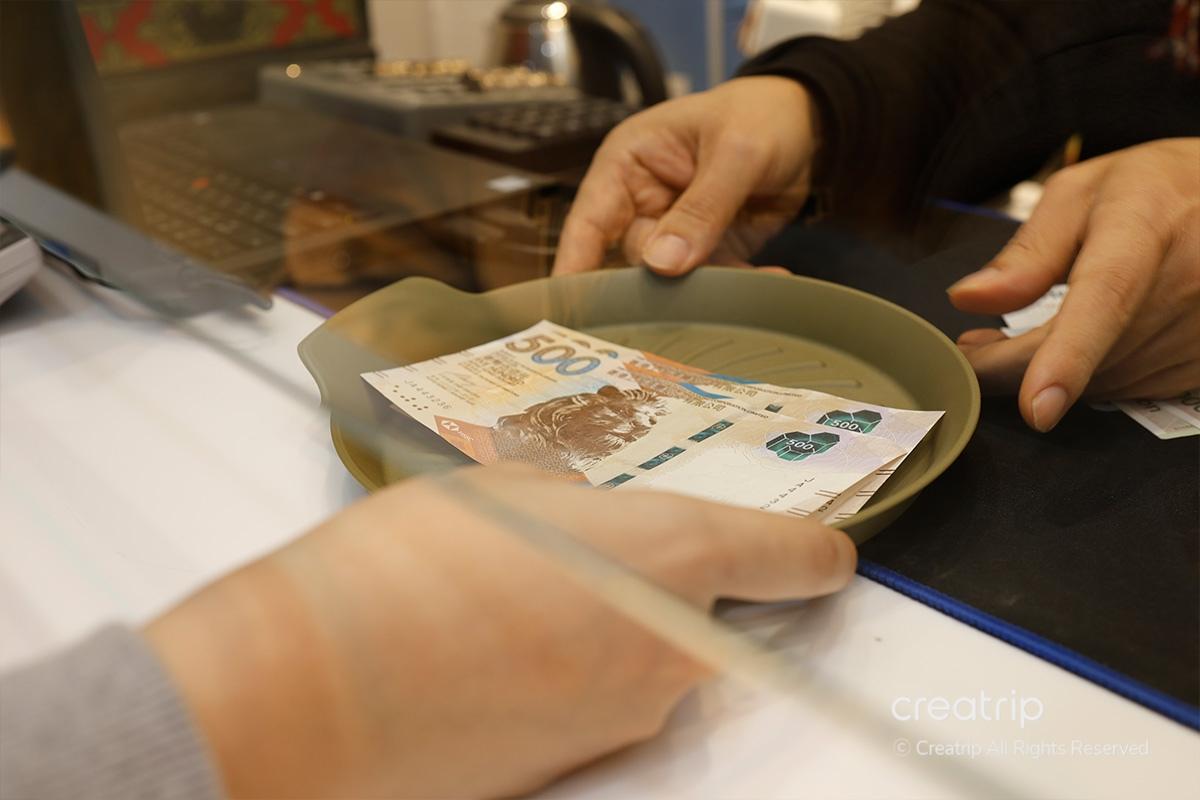 500 dollari di Hong Kong consegnati al personale per il cambio in won coreani presso il Mega Currency Exchange.