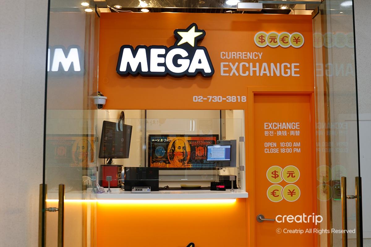 Mega Currency Exchange, uno sportello per il cambio valuta a Gwanghwamun, Seoul, evidenziato dal famoso logo arancione.