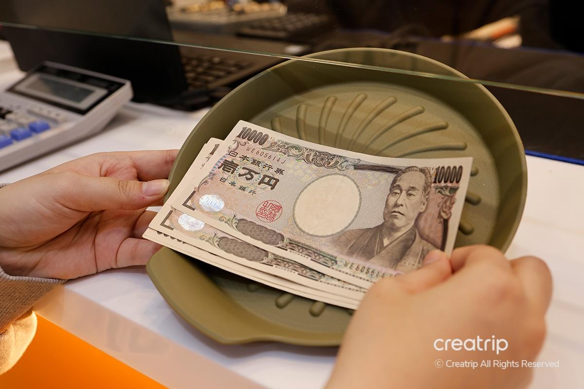 50,000 Yen giapponesi pronti per il cambio presso il Mega Currency Exchange situato a Seoul, Corea del Sud.
