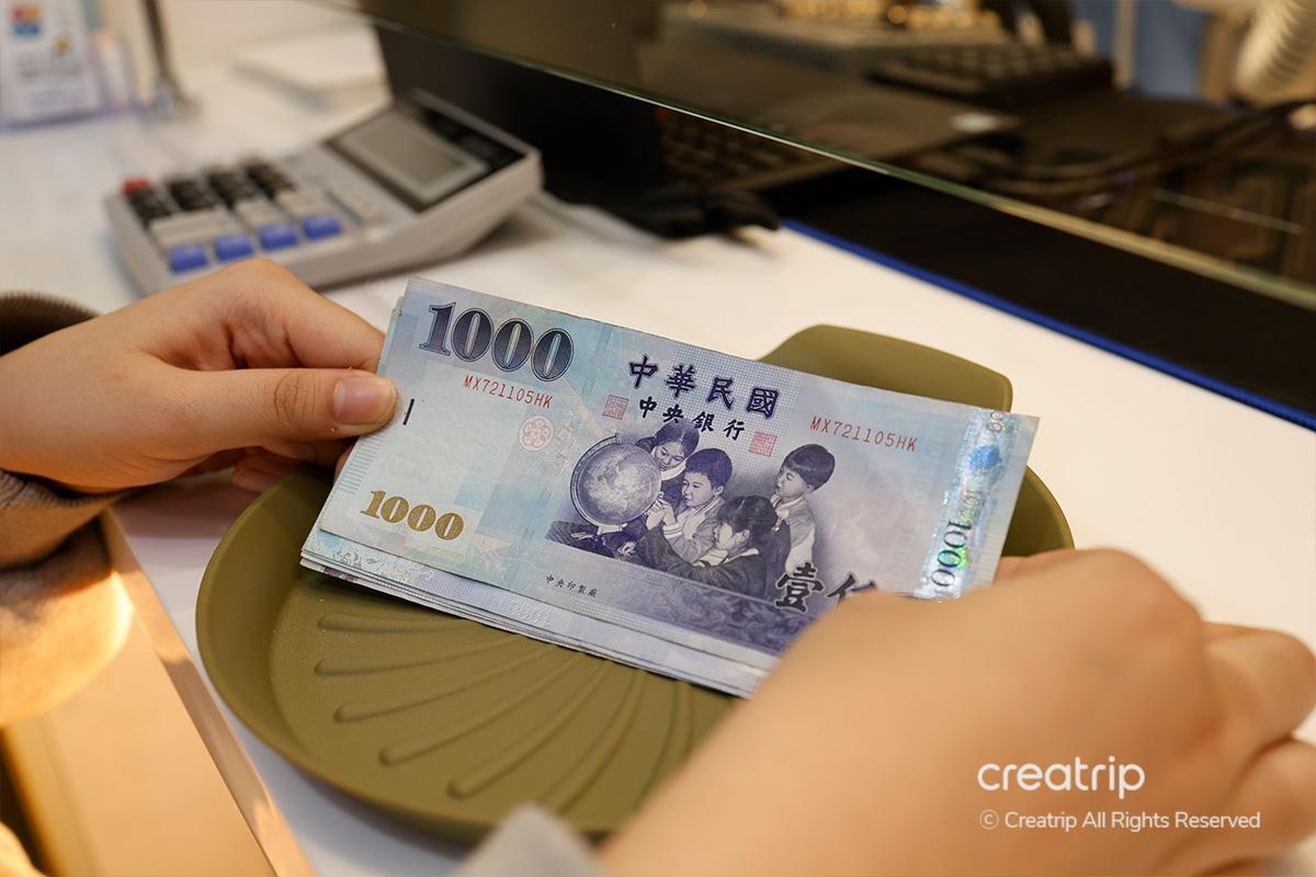 1000 Nuovi Dollari di Taiwan sull'apposito vassoio, pronte per essere cambiate al Mega Currency Exchange di Gwanghwamun.
