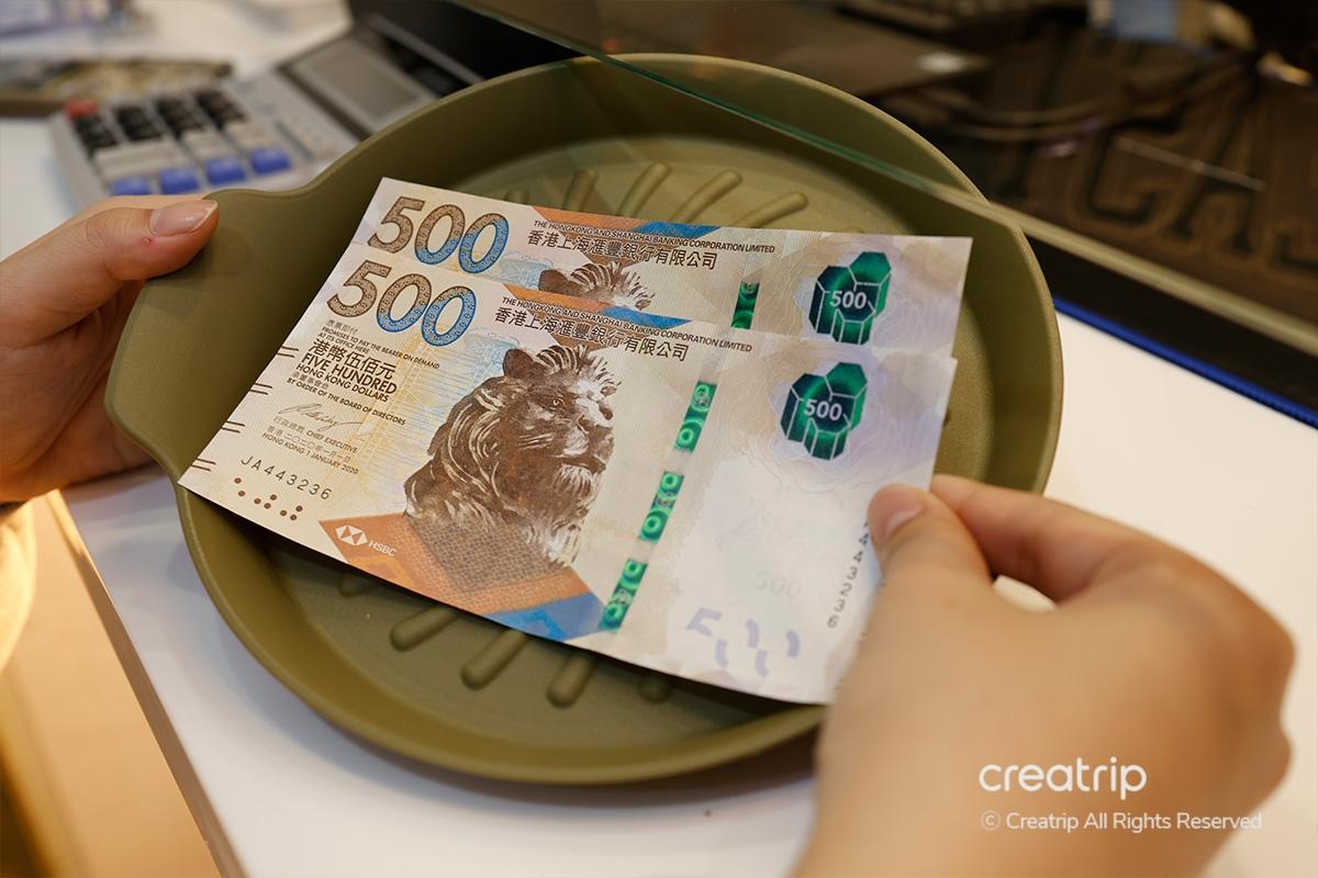 Un cliente effettua il cambio di 500 dollari di Hong Kong al Mega Currency Exchange di Jongno-gu, Seoul.