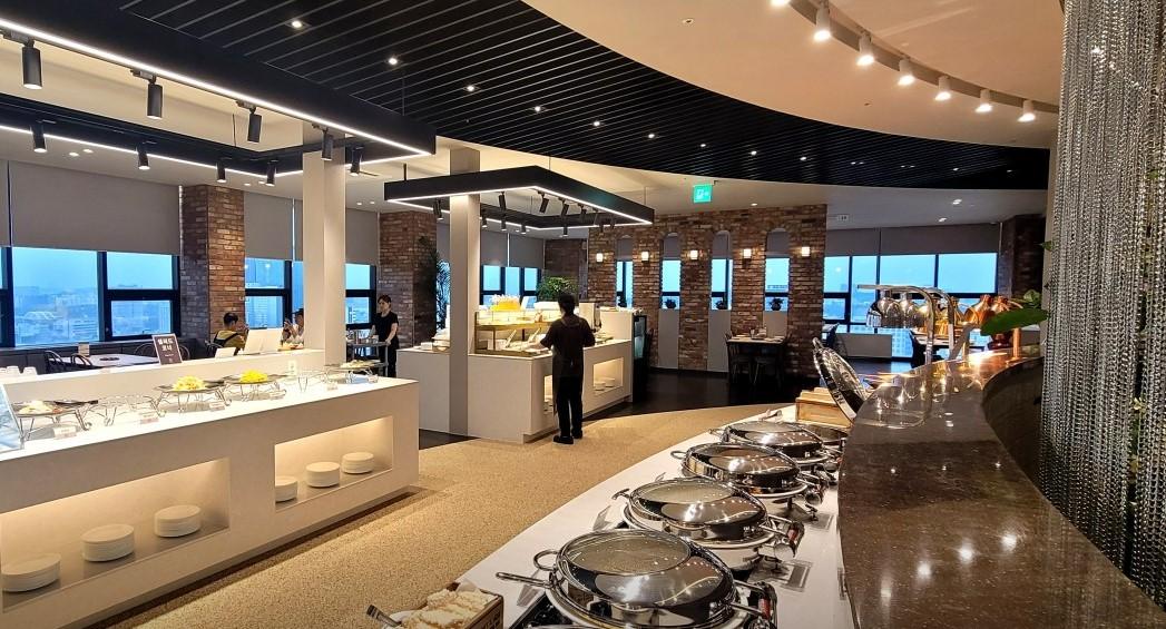 弘益大学校内的餐厅，提供火锅等美食，并可以欣赏到汉江的壮丽景色。