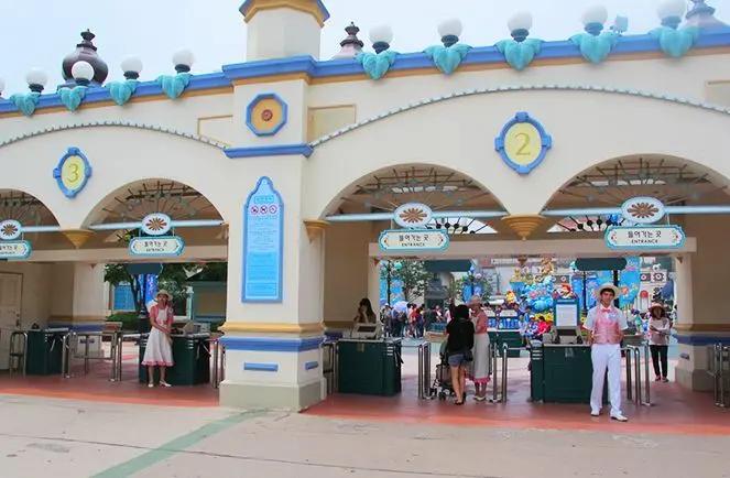爱宝乐园的入口，弘大语学堂的活动之一是带学生们参观位于韩国的这个人气景点。