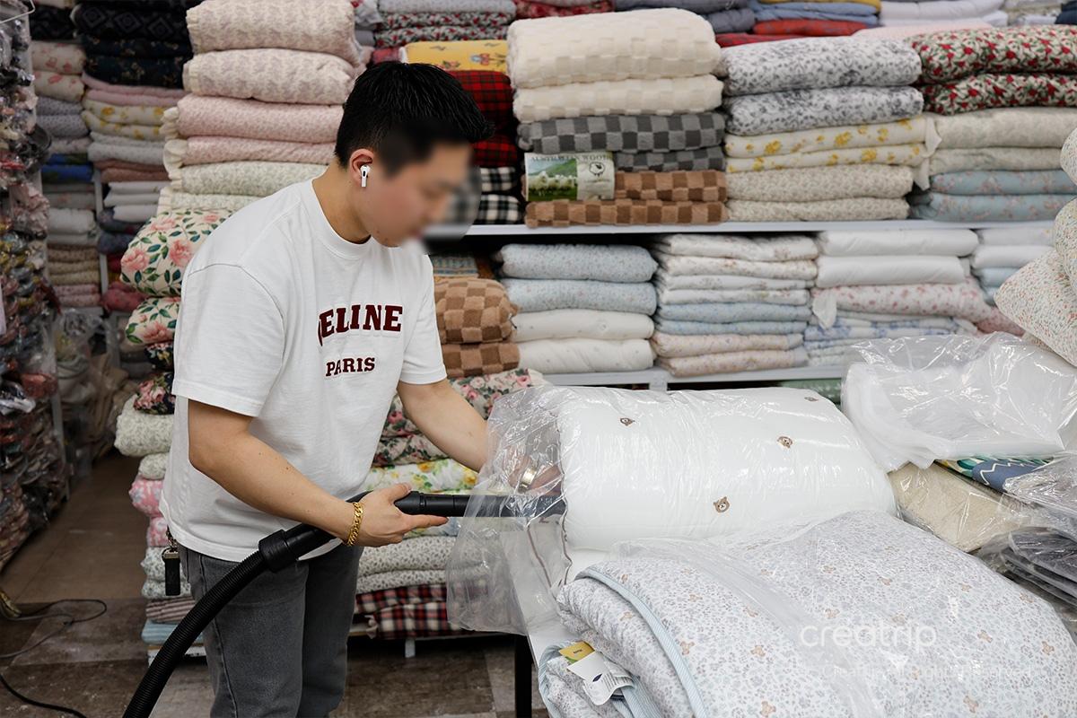 夜間拍攝的東大門9號出口地標，作為到達塔洞商會的運輸參考點。