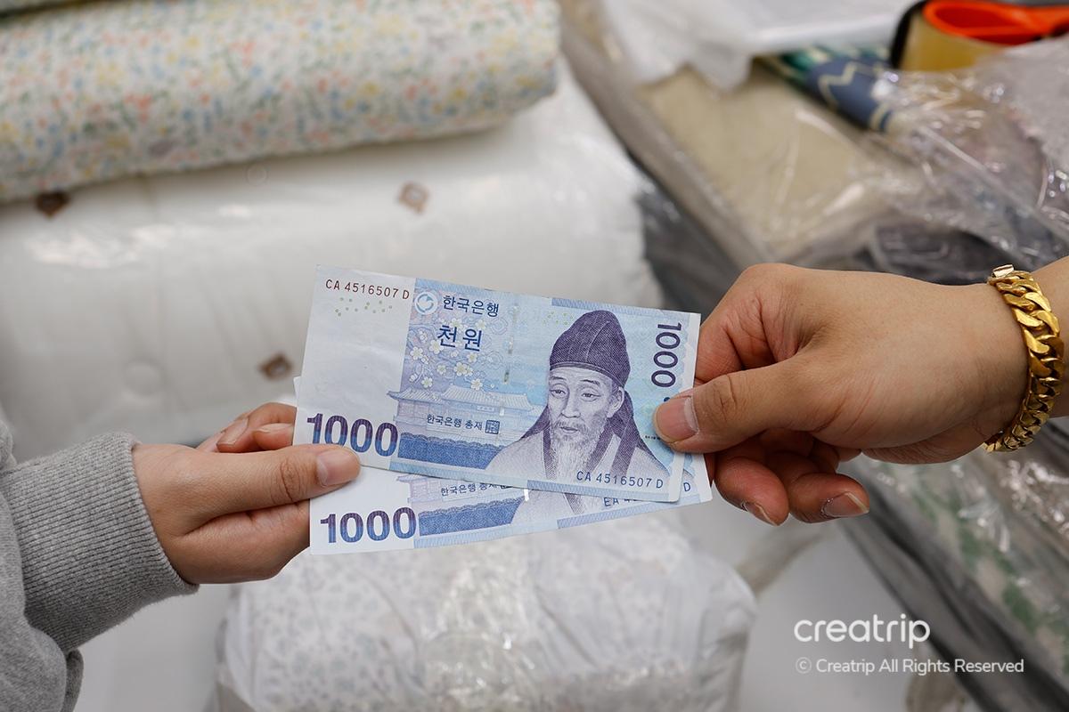 東大門綜合市場內，電梯口及其標識展示，指引顧客到達市場的不同樓層。