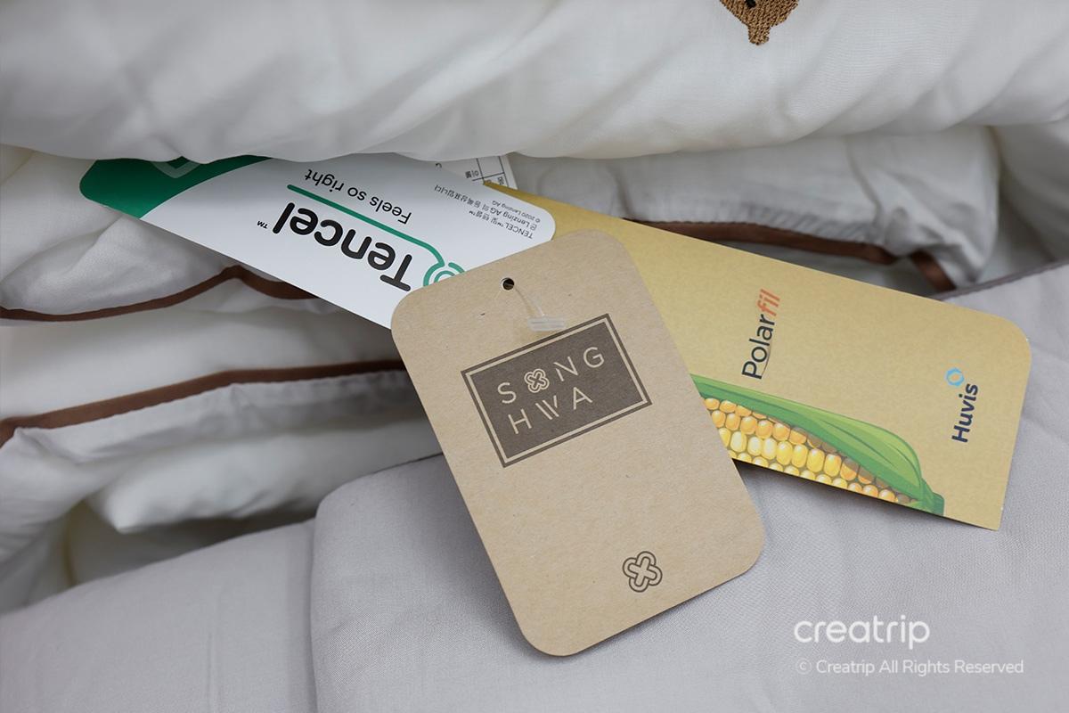 顧客手持用韓國紙幣進行交易，展示在塔洞商會使用優惠券購物的購買場景。