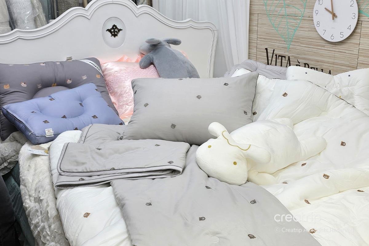 塔洞商會的營業員在店內進行真空包裝的場景，把大張被子壓縮成更小的體積，以便打包和運輸。