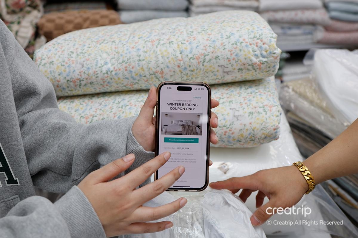 東大門綜合市場大樓的正門，入口處標識醒目，方便訪客識別和進入。