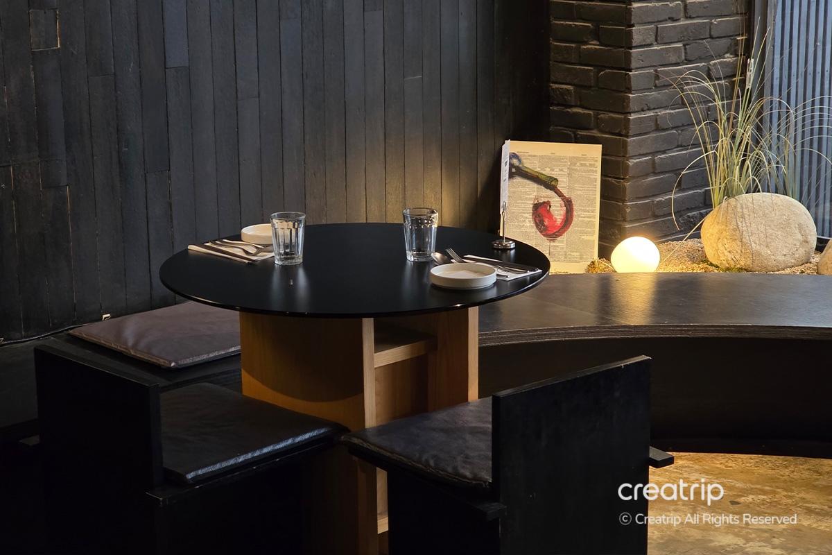 Mesa decorada para dos en el interior del restaurante JINJAK KAKII.