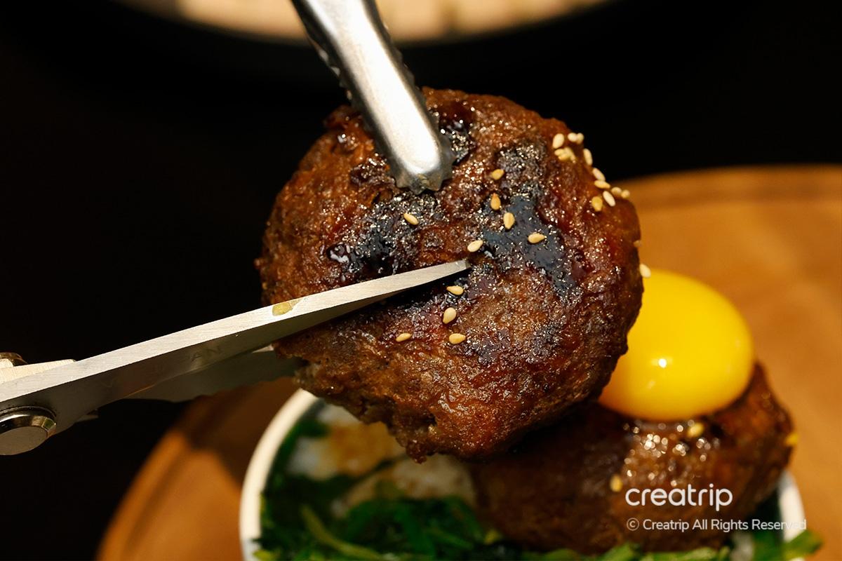 Interior jugoso de un tteokgalbi cortado en JINJAK KAKII.