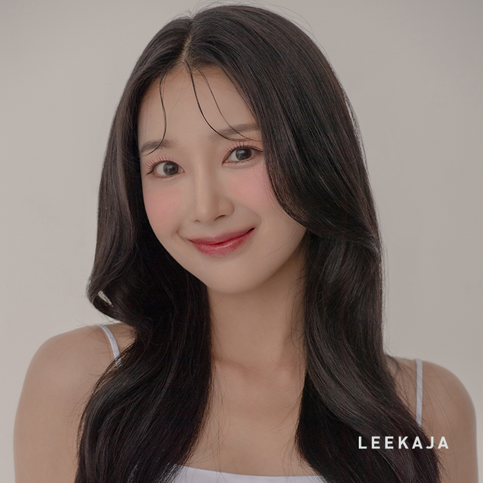 Acconciatura nera lunga e ondulata, perfetta per un look elegante.