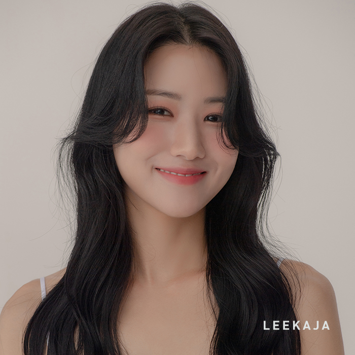 Capelli ondulati lunghi in stile rétro per un look classico e sofisticato.