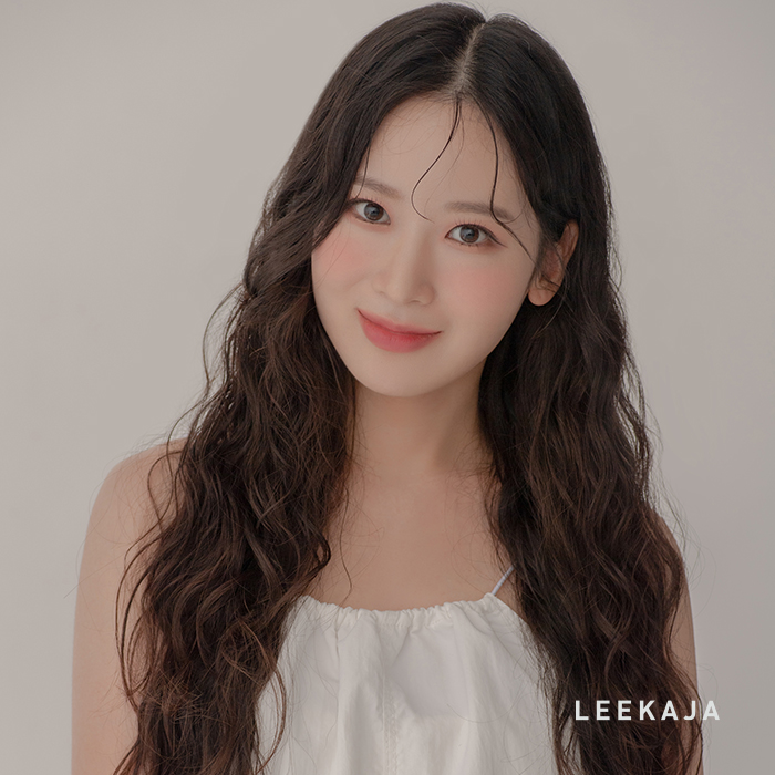 Capelli lunghi e ricci scuri per un look naturale e affascinante.