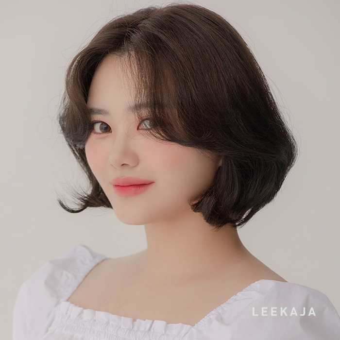 Acconciatura corta e voluminosa, perfetta per un look moderno.