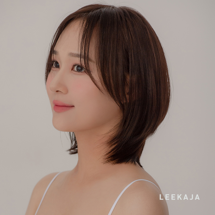 Taglio di capelli a caschetto con i capelli lisci marroni per un look fresco e giovane.