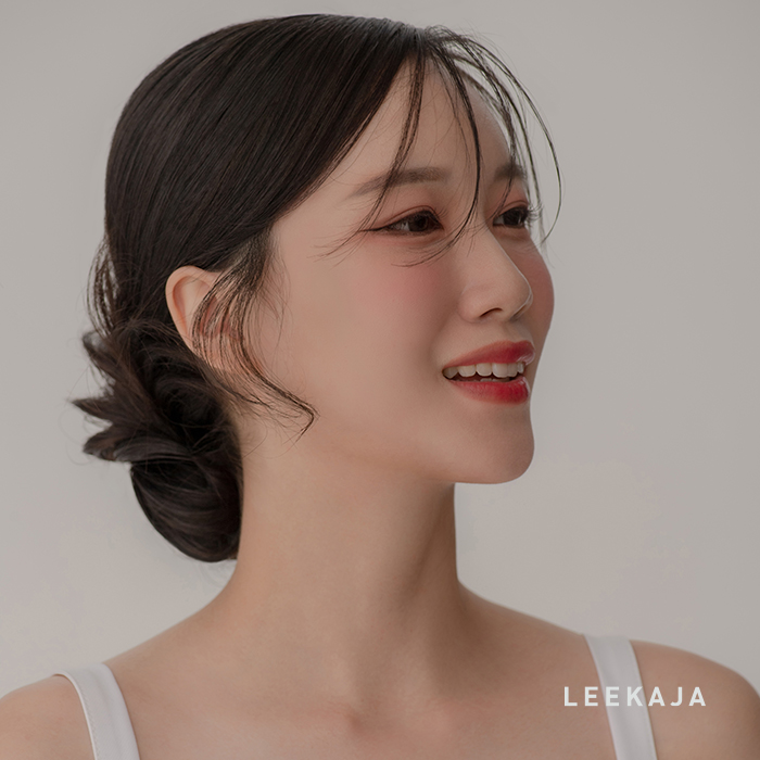 Stile raffinato con chignon basso per un look formale ed elegante.