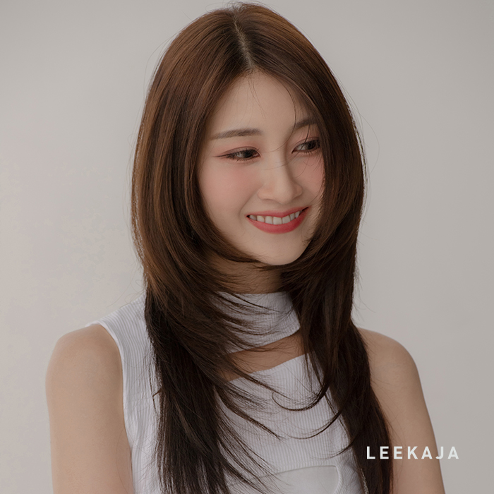 Capelli castani a strati, ideali per aggiungere volume e movimento.