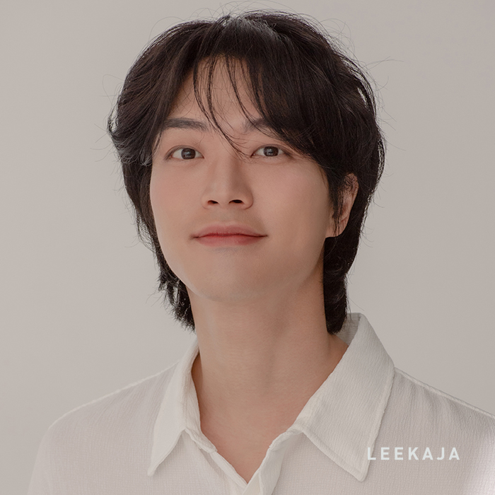 Taglio di capelli maschile moderno con stile casual e naturale.