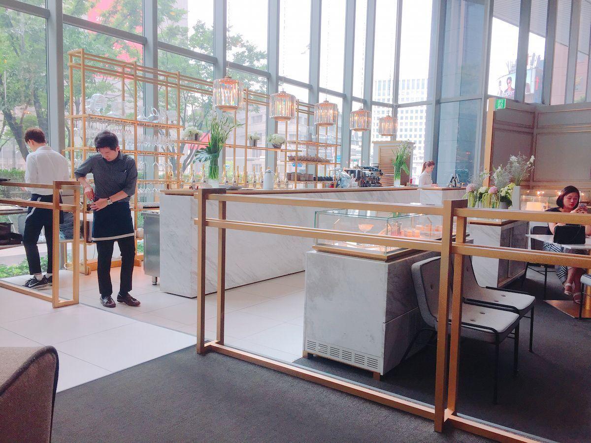 Bover Loungeの開放感ある店内の写真。ガラス窓が特徴的。