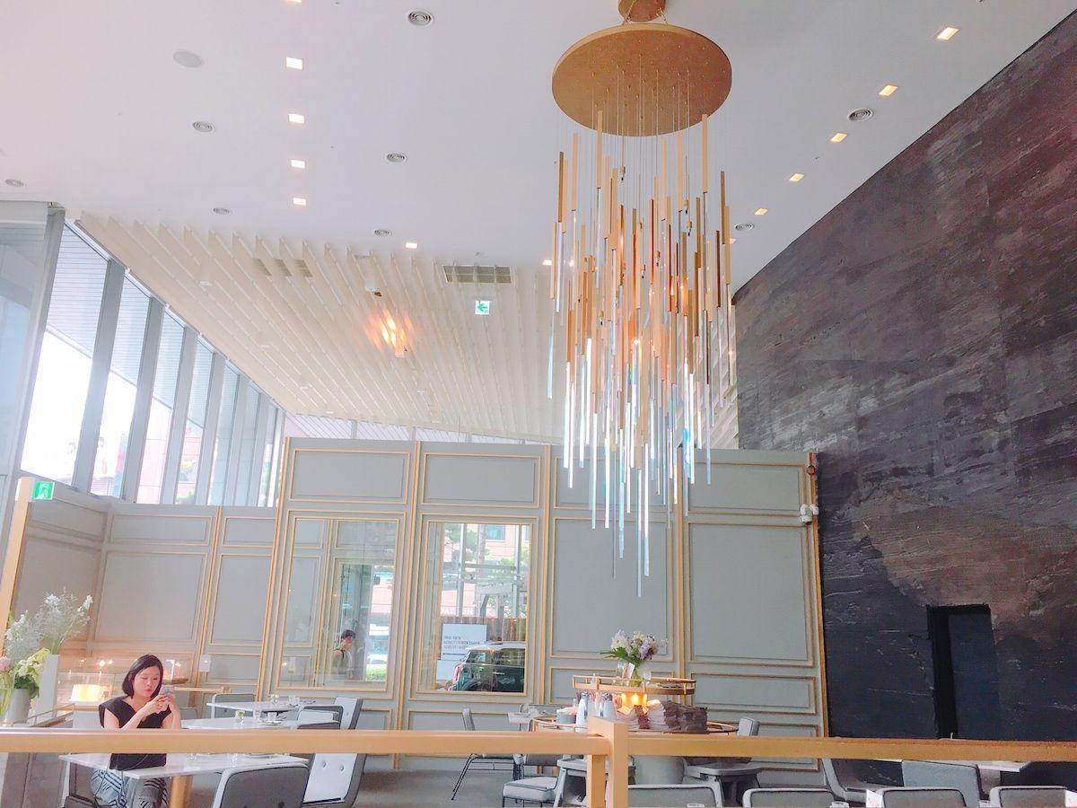 Bover Loungeの高級感あふれるシャンデリアがあるインテリア。