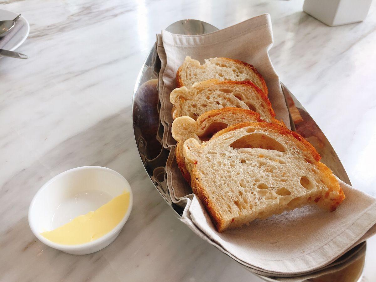 Bover Loungeで提供されるエッグベネディクト。