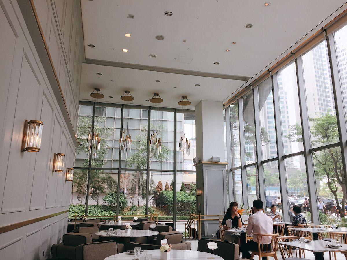 Bover Lounge内の広々とした空間。天井までの大きな窓が印象的。