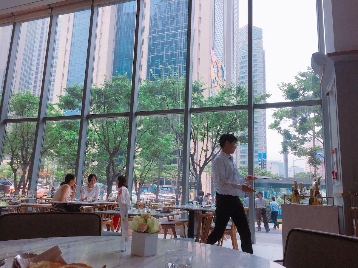 Bover Loungeのシンプルで清潔感のあるインテリア。