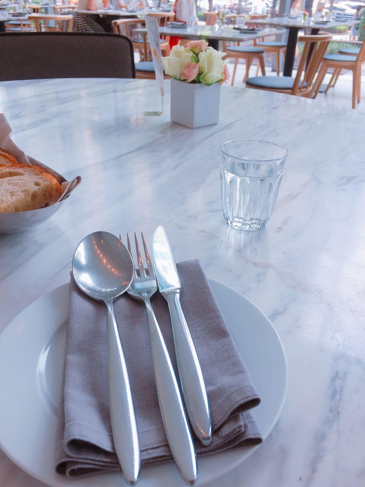 Bover Loungeのテーブルに飾られた小さな花瓶。