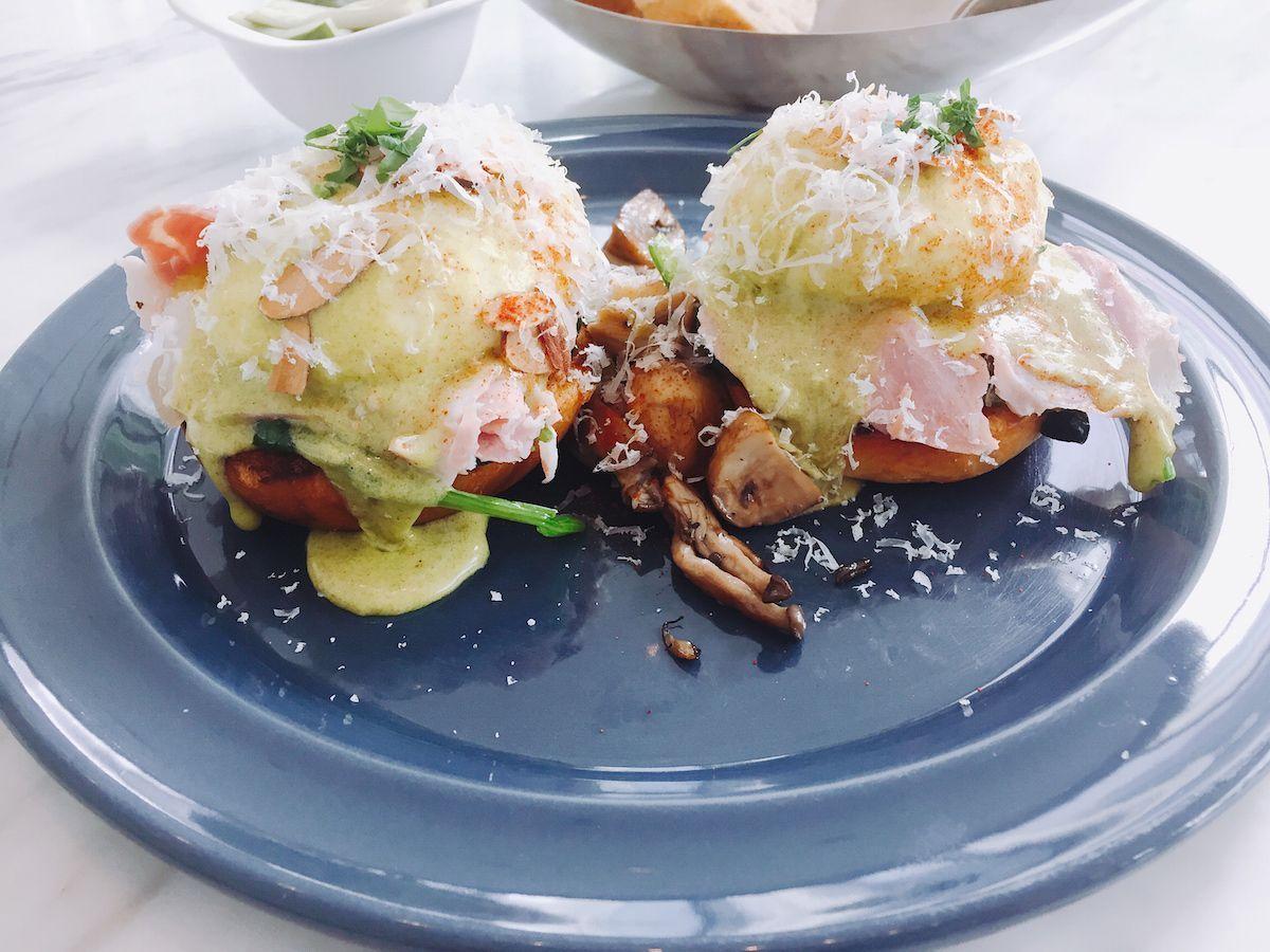 Bover Loungeの美しいエッグベネディクト。彩りも良く美味しそうな一品。