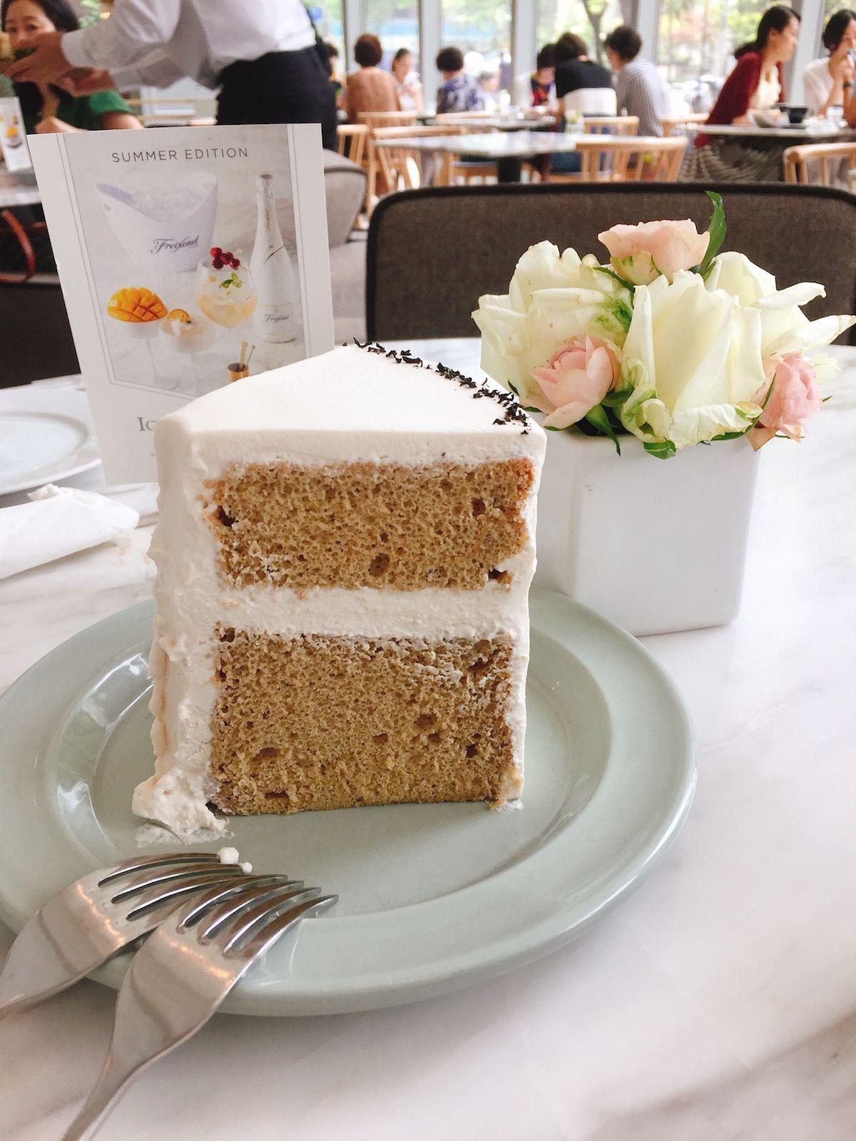 Bover Loungeの紅茶のシフォンケーキ。軽やかで美味しそう。