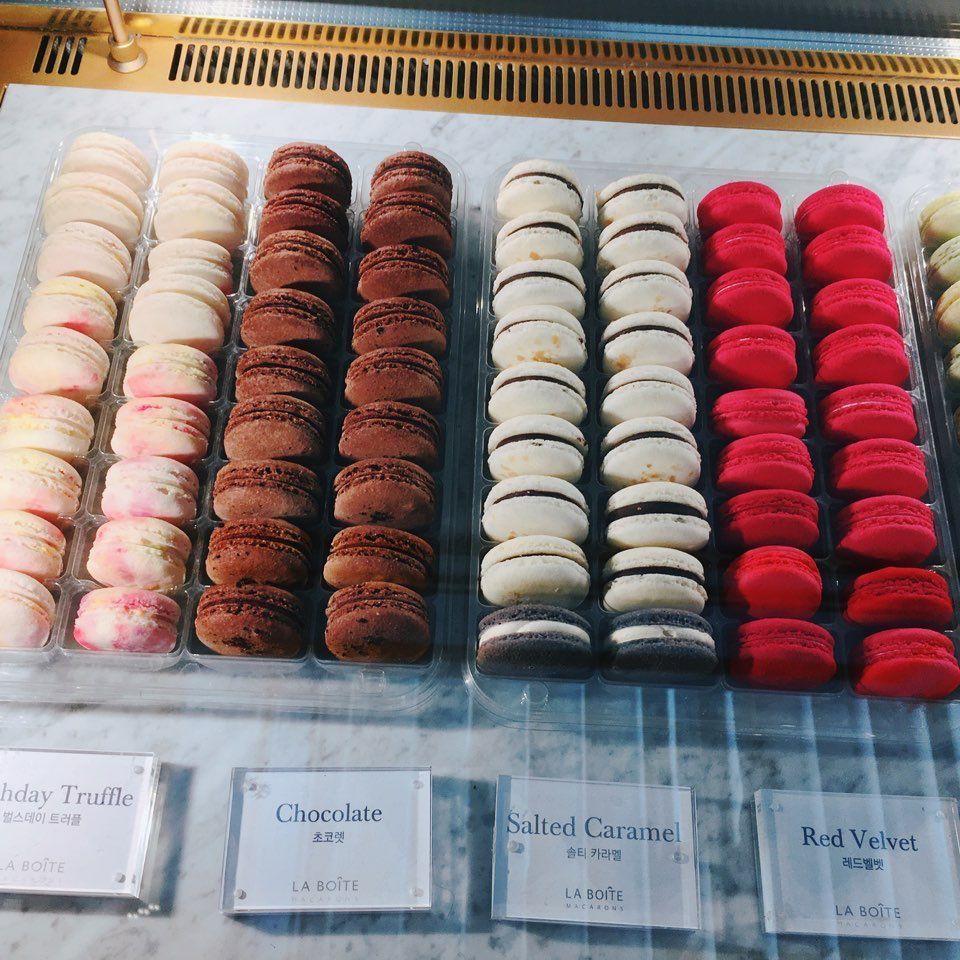 Bover Loungeで販売されるマカロンのラインナップ。