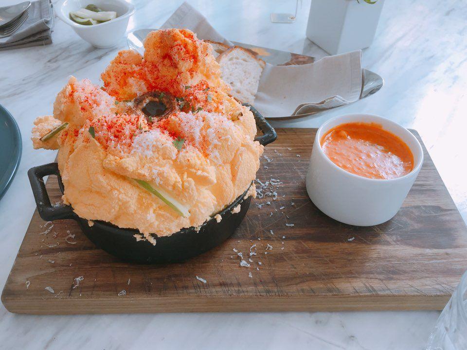 Bover Loungeの看板メニューのオムレツスフレ。”},{