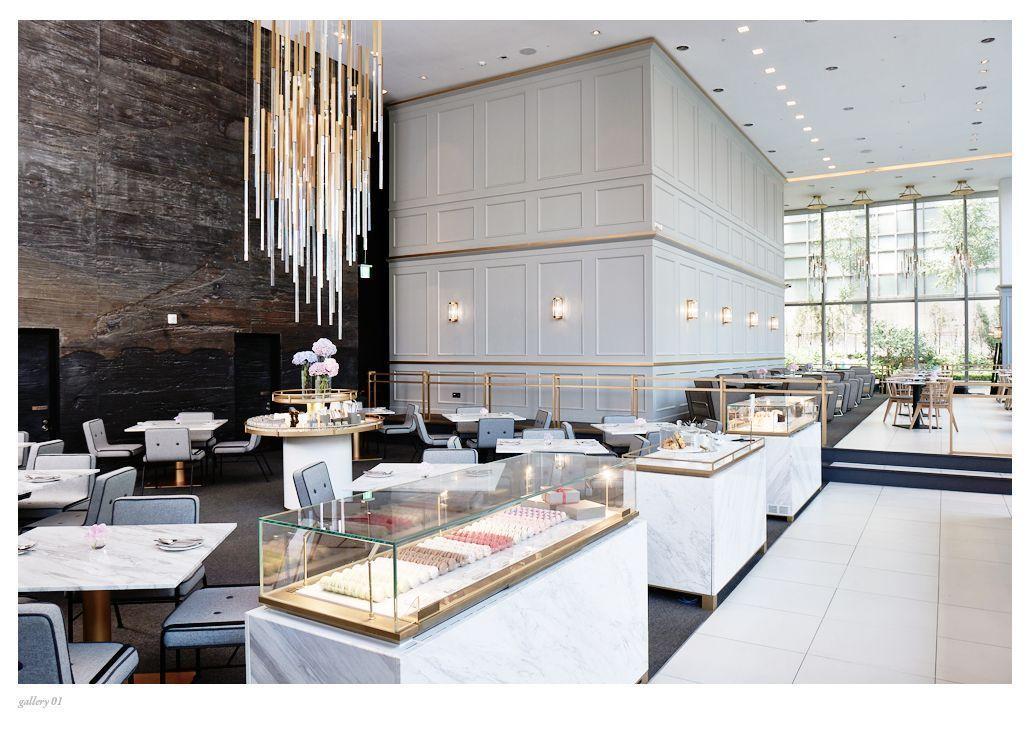 Bover Loungeの高級感漂う店内。大きな窓と美しいインテリアが特徴。