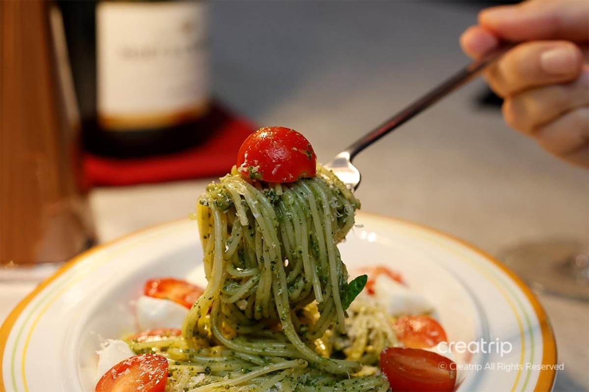 Spaghetti mit frischem Basilikum und Kirschtomaten, angerichtet in der Kemistry Weinbar.