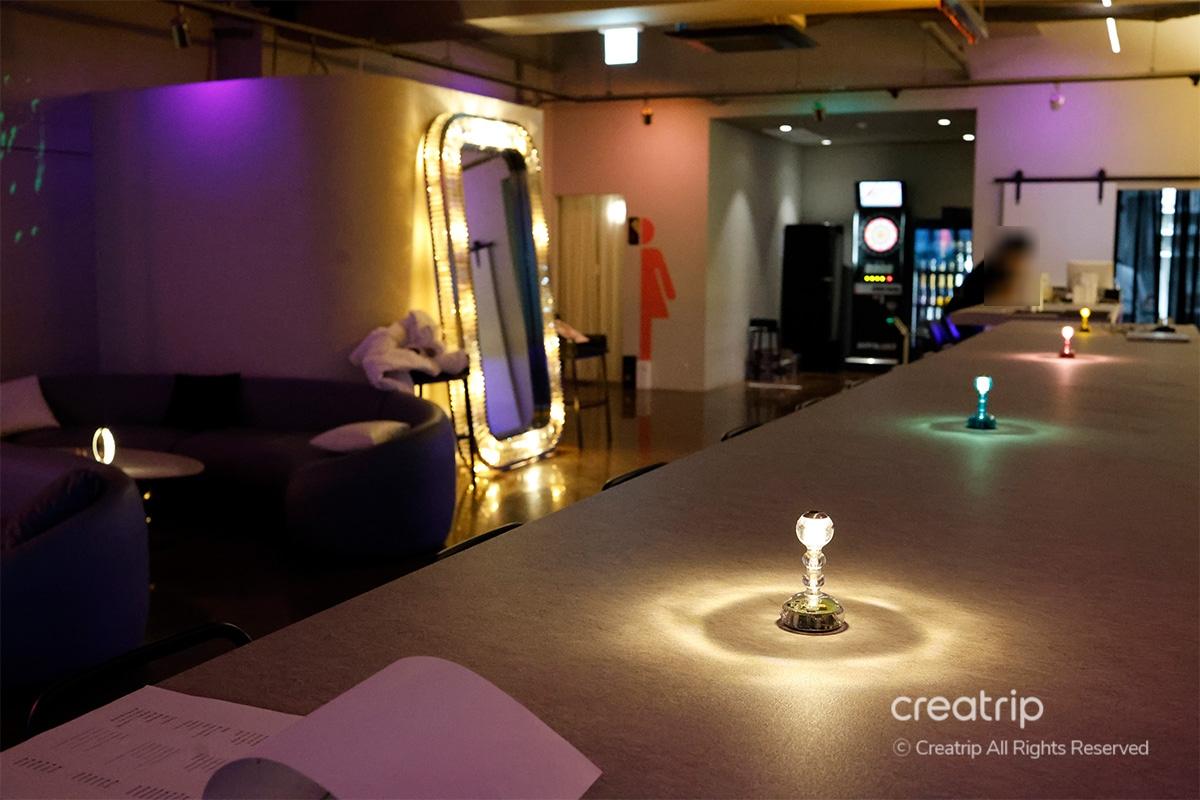 Atmosphärisches Ambiente in der Kemistry Weinbar mit individueller Tischbeleuchtung und bequemer Sitzanordnung.