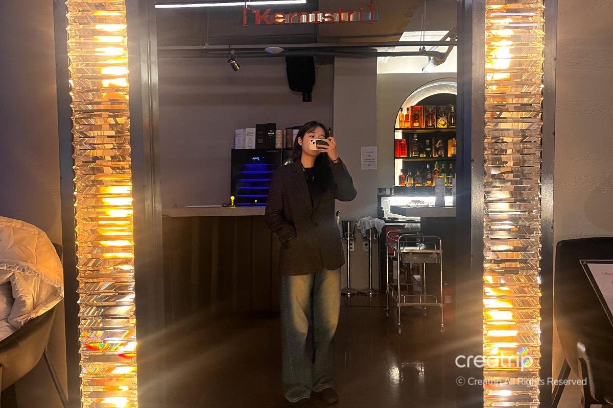 Großer Spiegel in der Kemistry Weinbar in Seoul, auffälliges Design für Fotomomente.