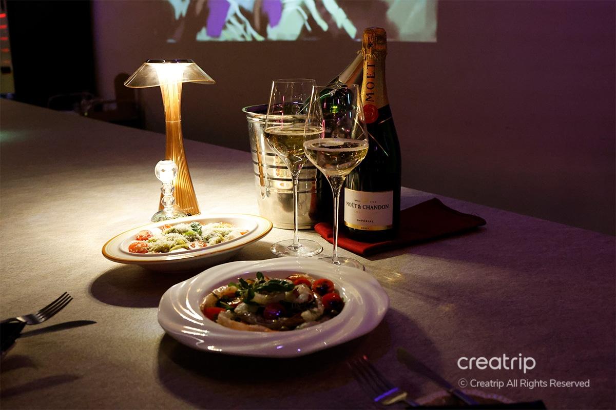 Ein elegantes Abendessen bei stimmungsvoller Beleuchtung in der Kemistry Weinbar, inklusive Moet & Chandon Champagner.