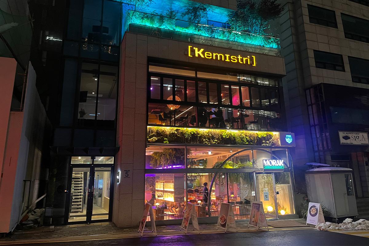 Außenansicht der Kemistry Weinbar in Seoul, beleuchtet und mit modernem Design.