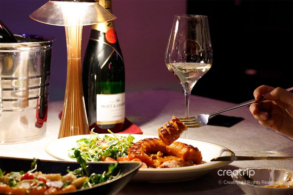 Dekadentes Brownie-Eiscreme-Dessert mit Toppings, serviert in der Kemistry Weinbar.