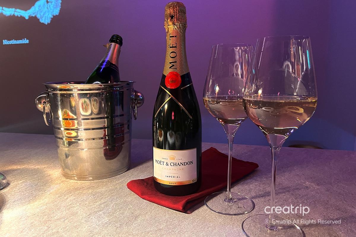 Flasche Moet & Chandon Imperial Brut Champagner mit gefüllten Weingläsern in der Kemistry Weinbar.