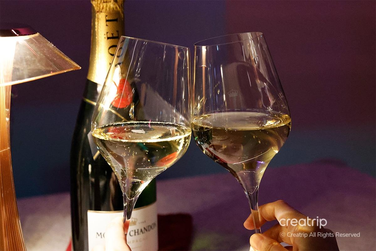 Stylische Büroecke in der Kemistry Weinbar, perfekt für Pausen.