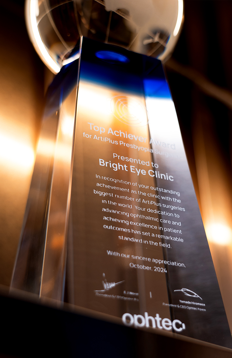 在江南明目眼科获得的国际层面成就奖章图片，展示眼科在老花眼矫正领域的卓越表现。