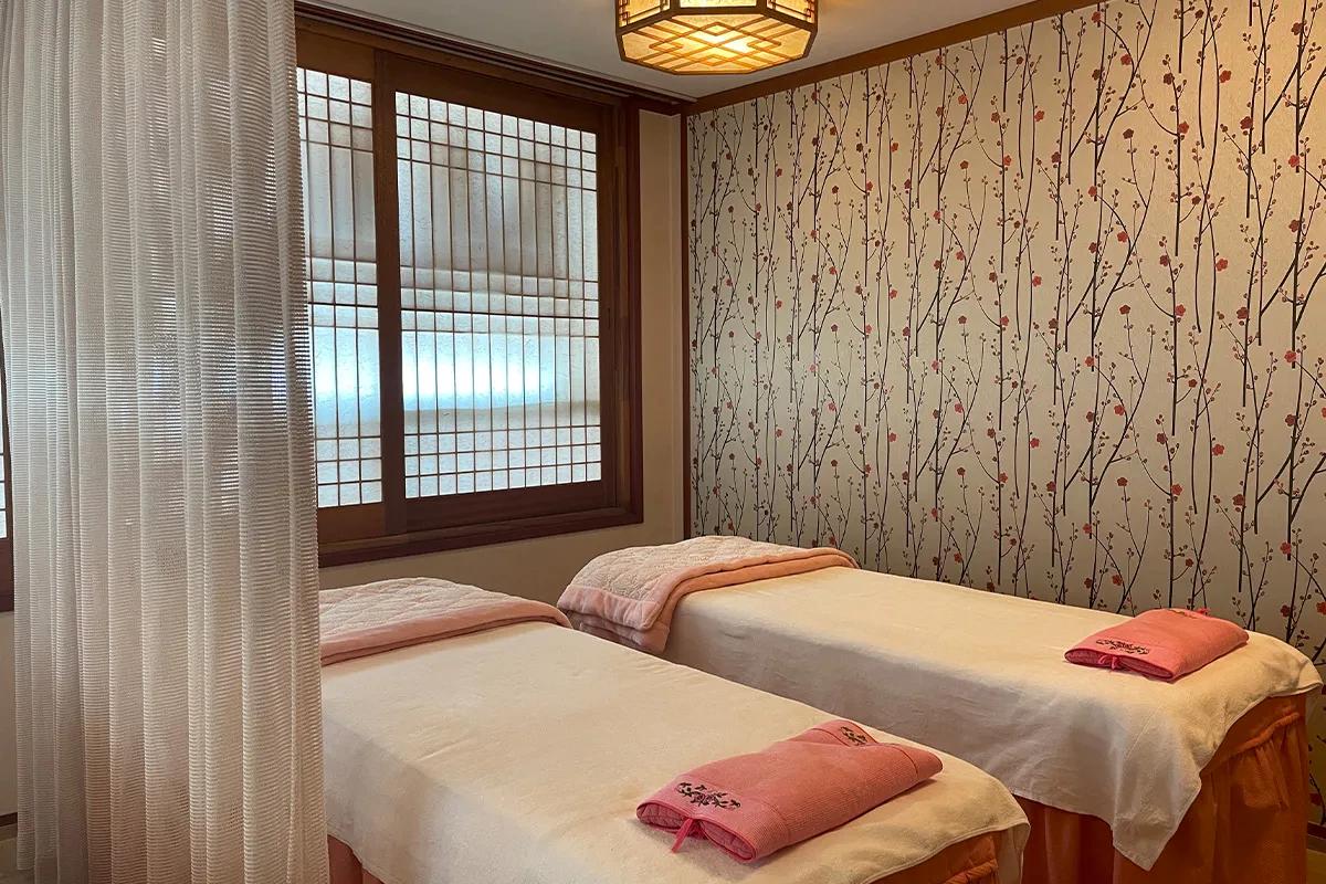 Relaxing spa environment at 장금 스파 with warm lighting and comfortable massage tables.
