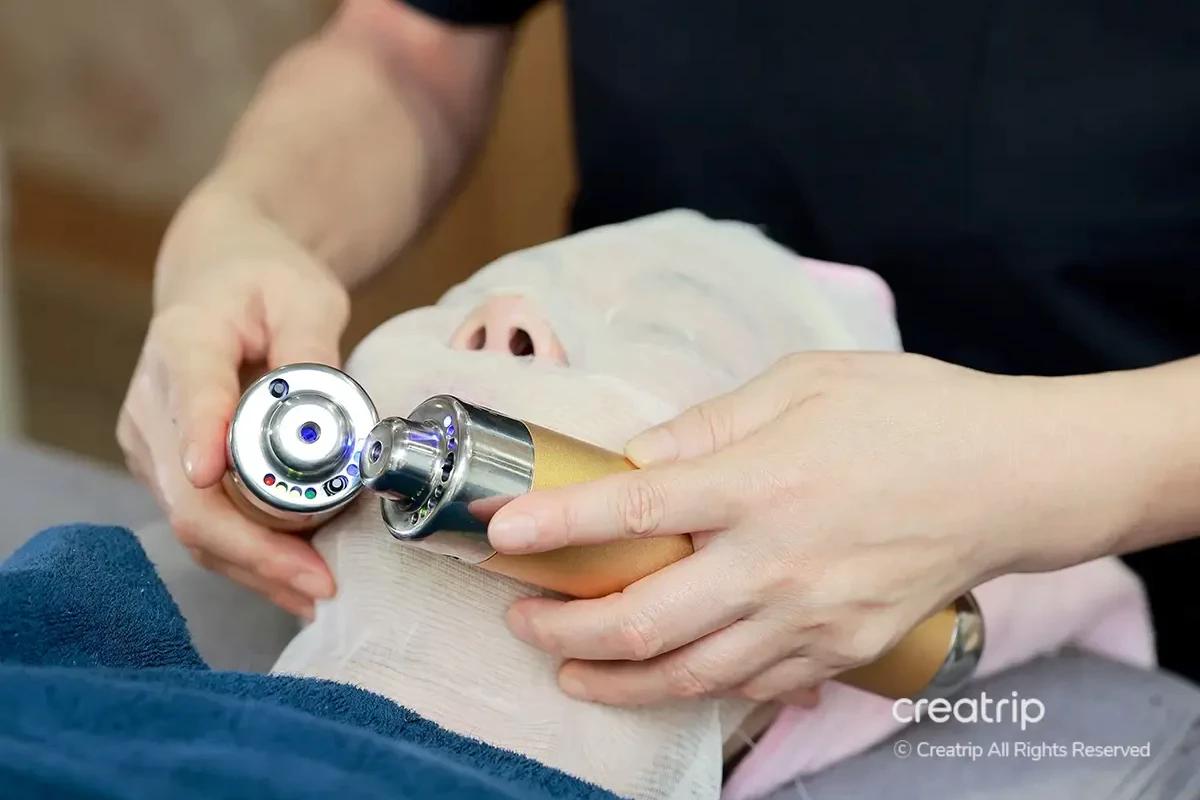 Bright and modern spa room at MyeongdongMUD汗蒸幕 designed for facial treatments.